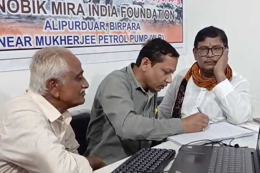 পুলিশকে জুতোপেটার নিদান দিয়ে বিতর্কে হিন্দু জাগরণ মঞ্চের নেতা! ‘অসভ্য-বর্বরের দল’ বলে তোপ তৃণমূলের