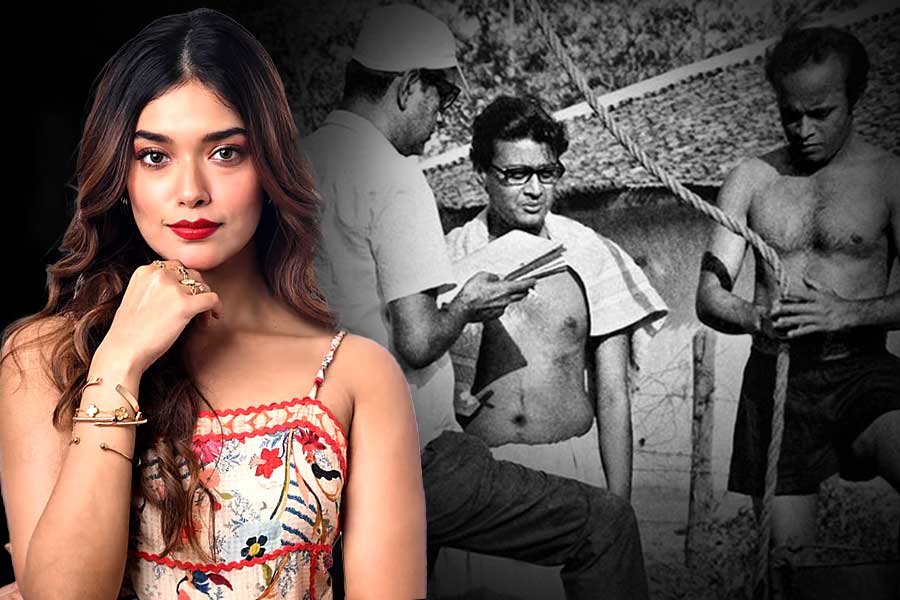 ‘বাবা-দাদুর মধ্যে মিল পেয়েছি’, কালজয়ী ‘অরণ্যের দিনরাত্রি’ দেখে আপ্লুত শাশ্বতকন্যা হিয়া