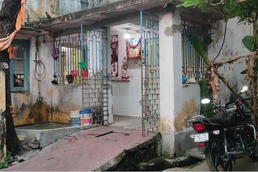 দ্বিতীয় বিয়ের জের! স্ত্রী-কন্যাকে মেরে ‘আত্মহত্যা’ যুবকের, চাঞ্চল্য হুগলিতে