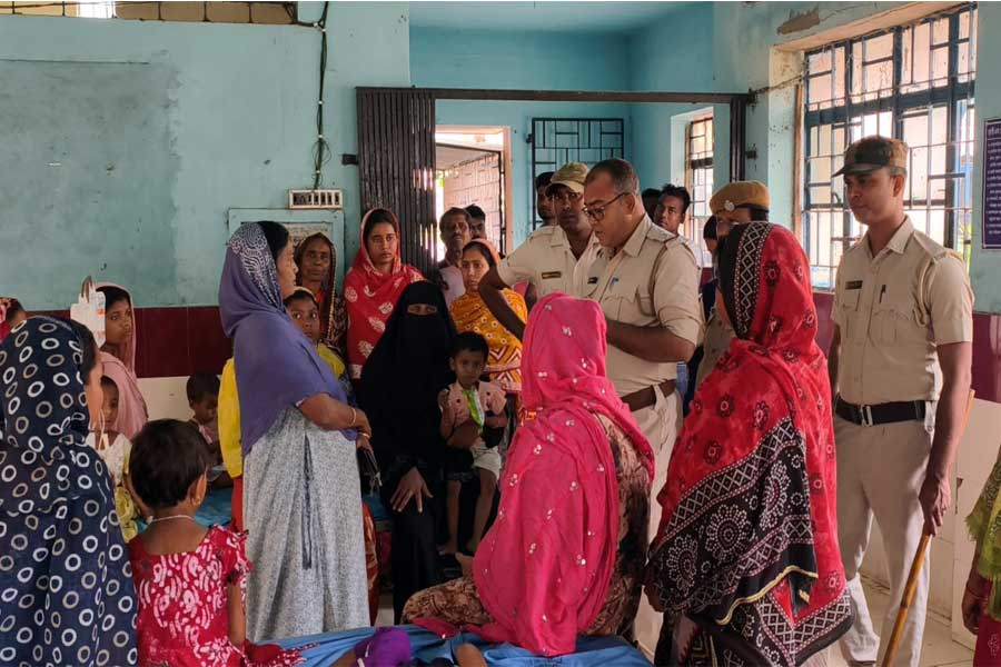 অঙ্গনওয়ারি কেন্দ্র থেকে দেওয়া খিচুড়িতে সাপের খোলস! নদিয়ায় অসুস্থ অন্তত ২০টি শিশু