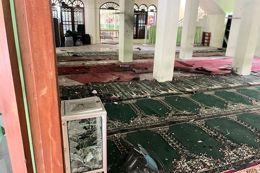জাকার্তার মসজিদে ভয়াবহ বিস্ফোরণ! প্রার্থনার সময় ঝলসে আহত বহু