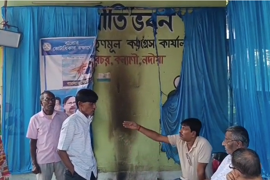 কল্যাণীতে তৃণমূলের SIR সহায়তা ক্যাম্পে আগুন, পুড়ল মমতা-অভিষেকের ছবি! কাঠগড়ায় বিজেপি