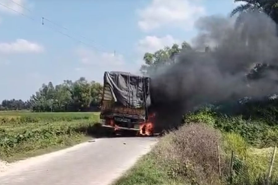 বেপরোয়া গতি পিষে দিল যুবককে! ঘাতক লরিতে আগুন উত্তেজিত জনতার, ধুন্ধুমার কুমারগঞ্জে