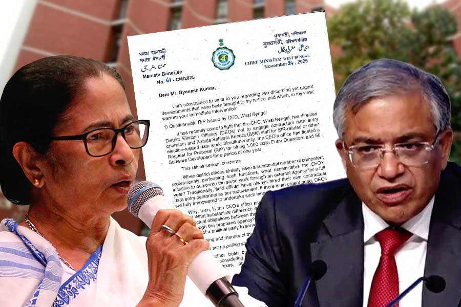 ঠিকাভিত্তিক কর্মী থেকে বেসরকারি আবাসনে ভোটকেন্দ্র, প্রশ্ন তুলে CEO-কে চিঠি মমতার