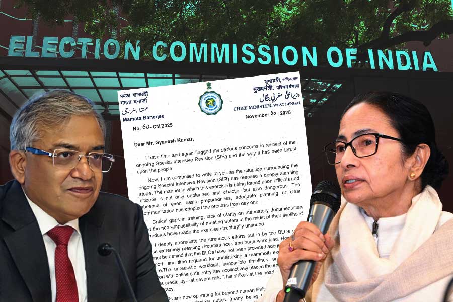 ‘এসআইআর থামান’, বিএলওদের ‘দুর্দশা’র কথা উল্লেখ করে কমিশনকে চিঠি মমতার