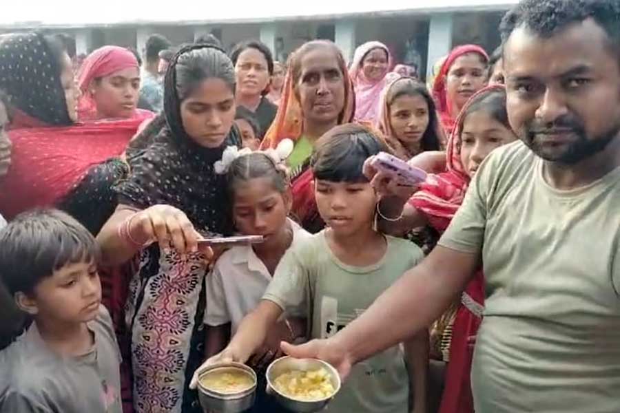 মথুরাপুরে মিড ডে মিলে পোকা! অসুস্থ ১৫ পড়ুয়া চিকিৎসাধীন হাসপাতালে
