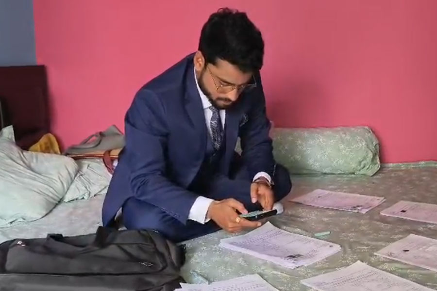 নিরলসভাবে দায়িত্ব পালন, বৌভাতের অনুষ্ঠানেও কাজ বিএলও-র