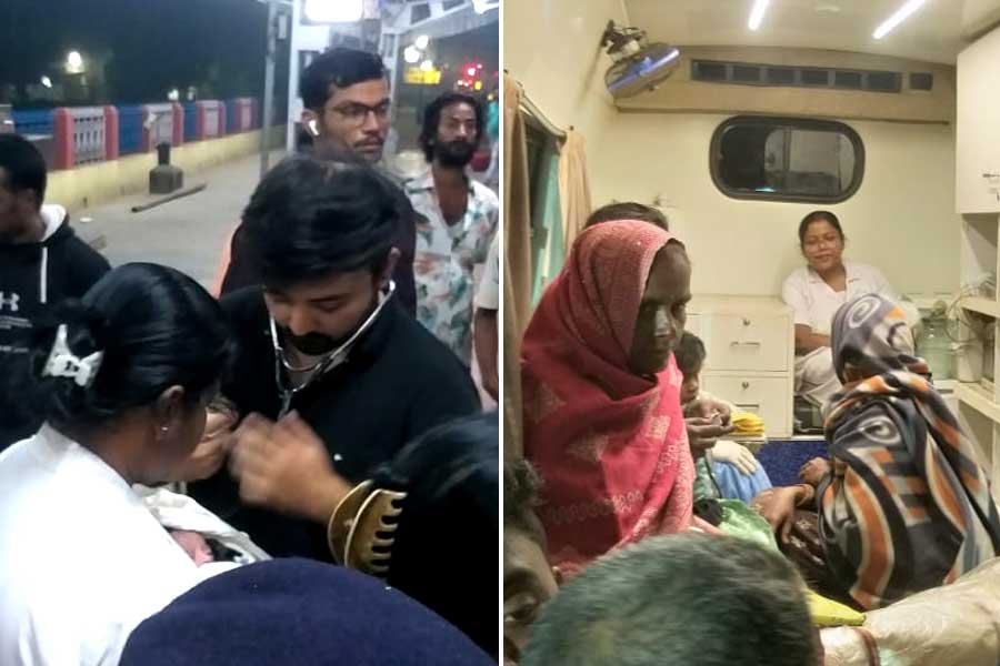 চলন্ত ট্রেনেই প্রসব তরুণীর, রেলকর্মী-আধিকারিকরা সদ্যোজাতের নাম দিলেন ‘রাত্রি’