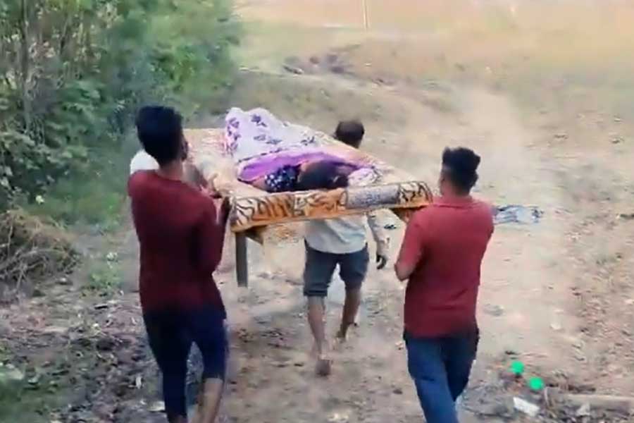 রাস্তাই নেই, যোগীরাজ্যে খাটিয়াতে শুইয়ে রোগীকে নিয়ে গেলেন আত্মীয়রা