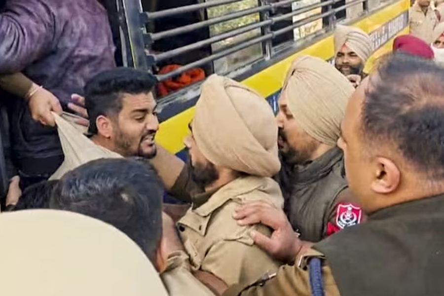 পাঞ্জাবে পরিবহণ কর্মীদের বিক্ষোভ! পুলিশের গায়ে পেট্রোল ঢেলে আগুন দেওয়ার অভিযোগে গ্রেপ্তার ১০