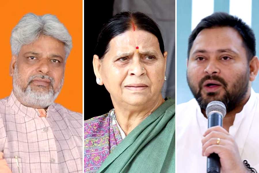 ‘প্রাক্তনে’র সঙ্গে হাড্ডাহাড্ডি লড়াই, মা রাবড়িকে হারানো নেতাকে হারিয়ে মান বাঁচালেন তেজস্বী