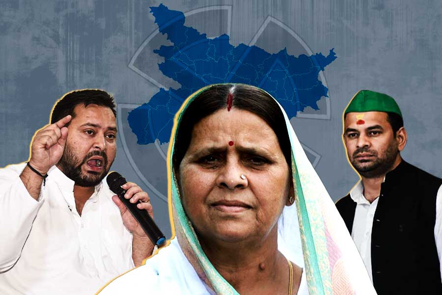 বিহারে অন্য ‘মন কি বাত’, তেজস্বীকে ‘আশীর্বাদ’, ‘ত্যাজ্যপুত্র’ তেজপ্রতাপকে নিয়ে কী বলছেন রাবড়ি?