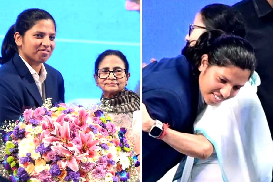 বিশ্বজয়ী রিচা ঘোষের নামে উত্তরবঙ্গে হবে স্টেডিয়াম, উপহার মমতার