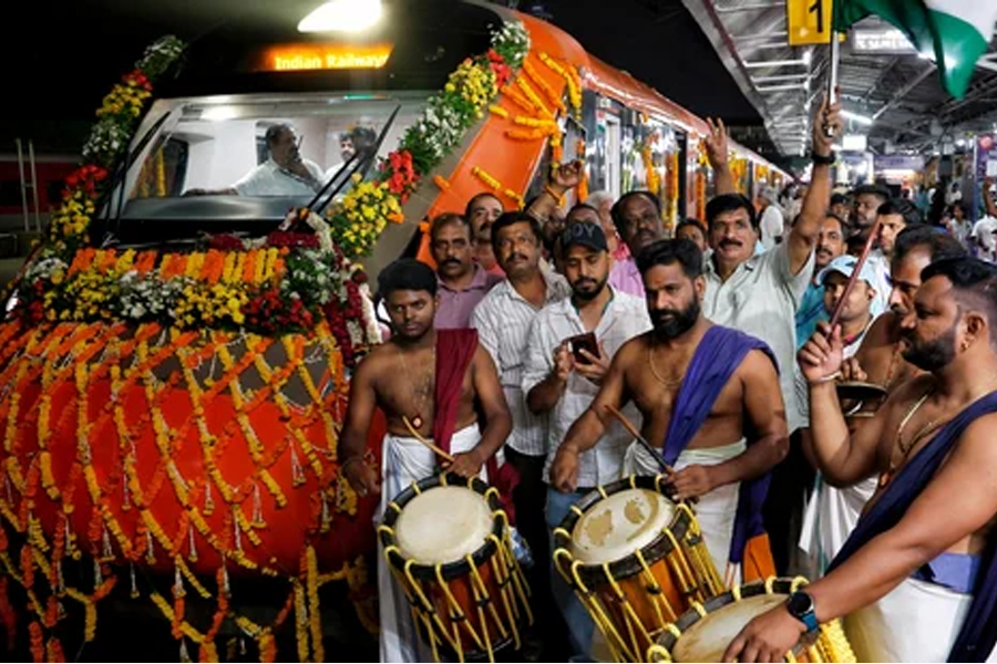 সরকারি অনুষ্ঠানে পড়ুয়াদের গাওয়ানো হল RSS গণগীত! প্রতিবাদে সরব বিজয়ন, ক্ষুব্ধ স্কুলও