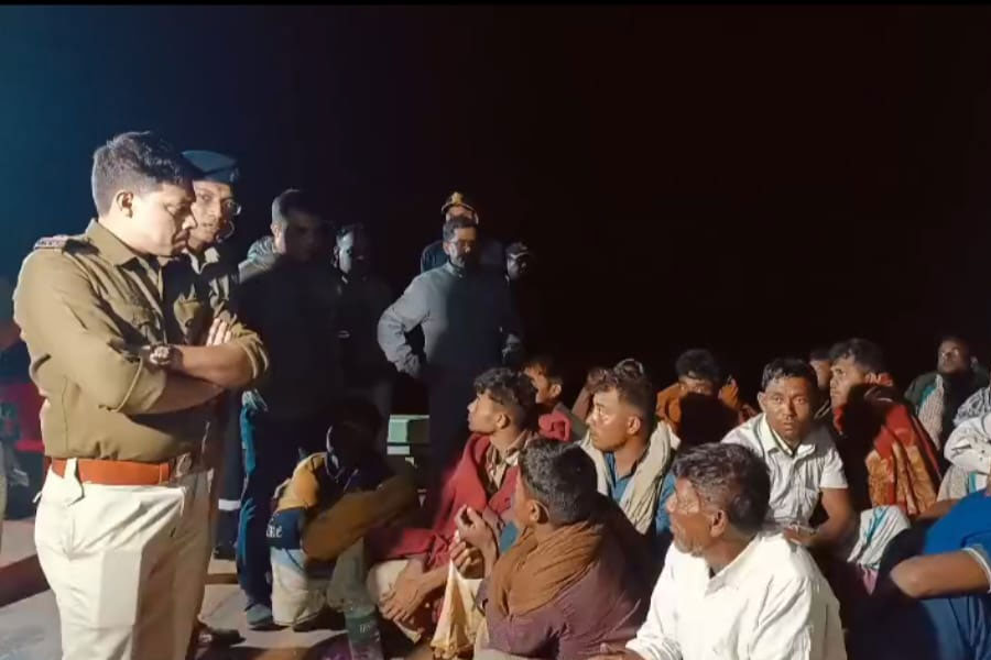 সোম রাতেও সুন্দরবনে পাকড়াও ২৪ বাংলাদেশি মৎস্যজীবী, তিনদিনে জালে মোট ৭৯
