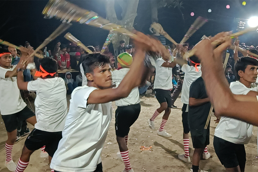 ট্রফি কিংবা মেডেল নয়, লাঠি খেলায় বিজয়ী দলকে পুরস্কার ১৮ কেজি খাসির মাংস! কোথায় এমন কাণ্ড?
