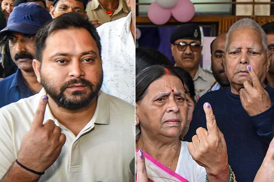 ‘বদল হবেই’, পাটনায় সপরিবারে ভোট দিয়ে বললেন লালু, সস্ত্রীক ভোটপর্ব মিটিয়ে কী বার্তা তেজস্বীর?