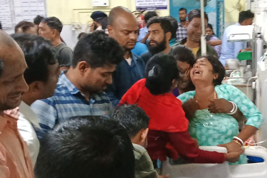 পুকুরে পড়ে গেল পুলকার! স্কুল থেকে ফেরার পথে উলুবেড়িয়ায় মৃত্যু ৩ পড়ুয়ার