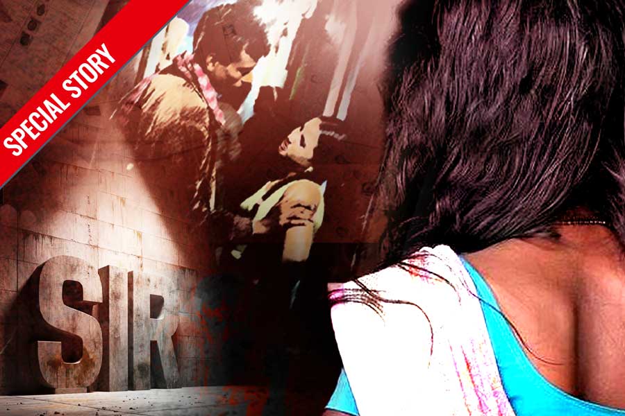 বাংলাদেশে যাব কেন? কাগজ আত*ঙ্কে কেন কাঁপছে সোনাগাছি?