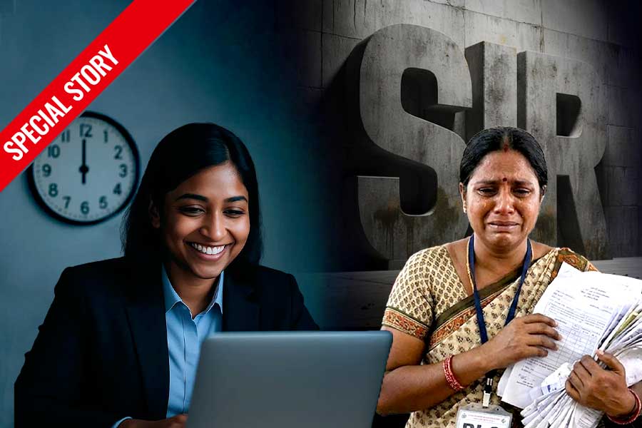 প্রাইভেটে সব অতিমানব! কাজের চাপে নাস্তানাবুদ বিএলওরা?