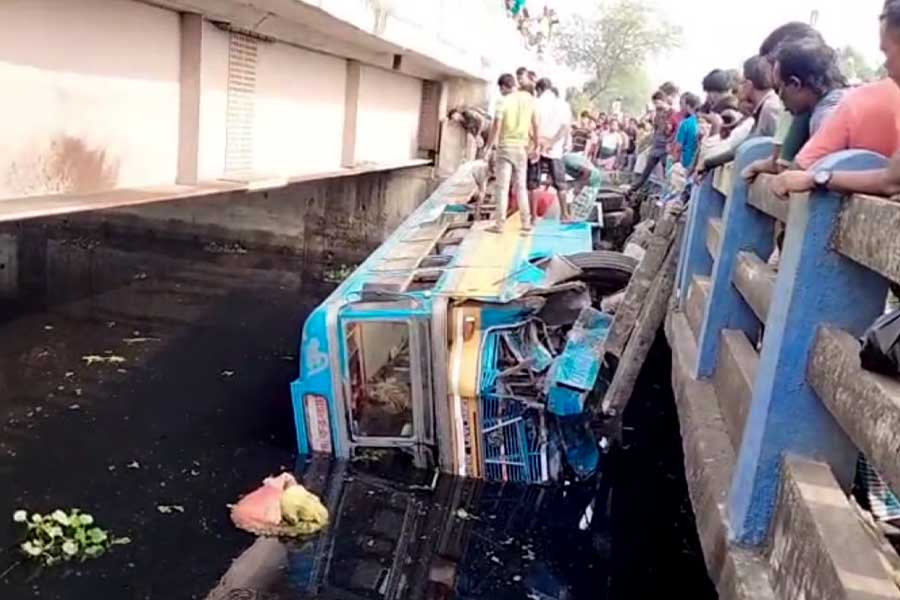সাতসকালে ভয়ঙ্কর দুর্ঘটনা, ব্রিজের রেলিং ভেঙে খালে উলটে গেল যাত্রী বোঝাই বাস