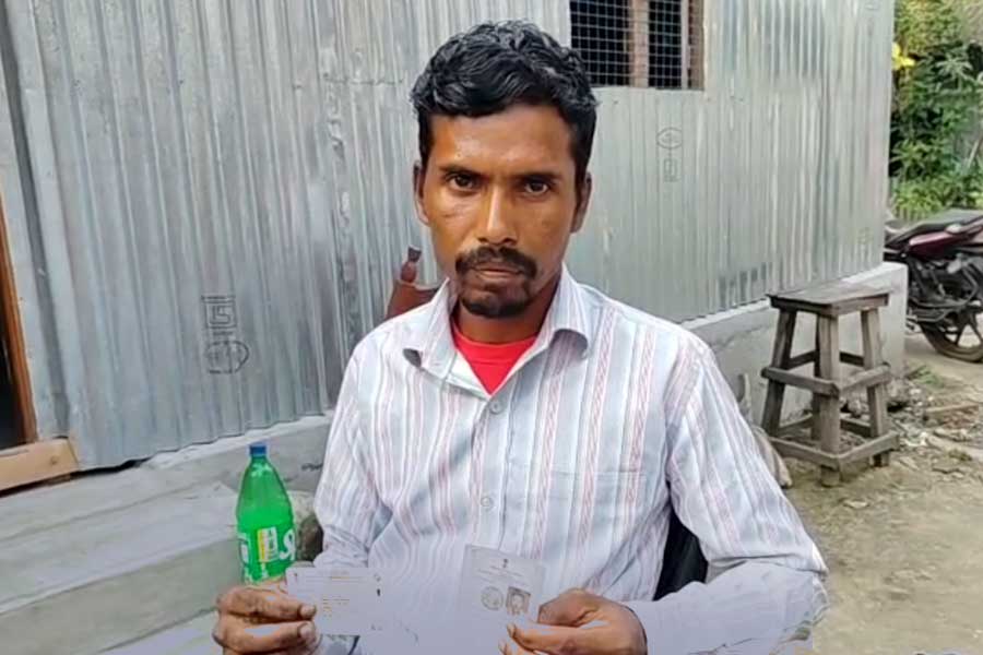 জ্যাঠাকে বাবা সাজিয়ে কালনায় বিজেপি-ঘনিষ্ঠ নেতার দুটি ভোটার কার্ড