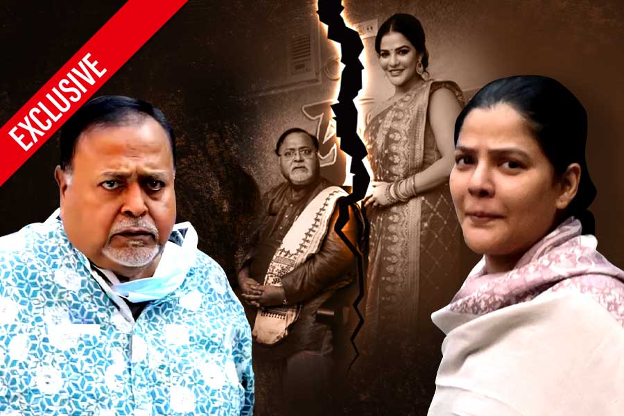 পার্থ শুনেই ফোন কাটলেন অর্পিতা! কোন প্রশ্নে ‘বিরক্ত’ পার্থ চট্টোপাধ্যায়ের ঘনিষ্ঠ বান্ধবী?