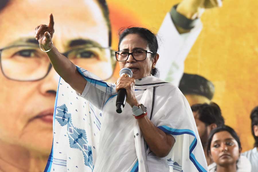 ‘নোটবন্দির পর জনবন্দি-গণবন্দি করছে’, বিজেপিকে তুলোধোনা মমতার