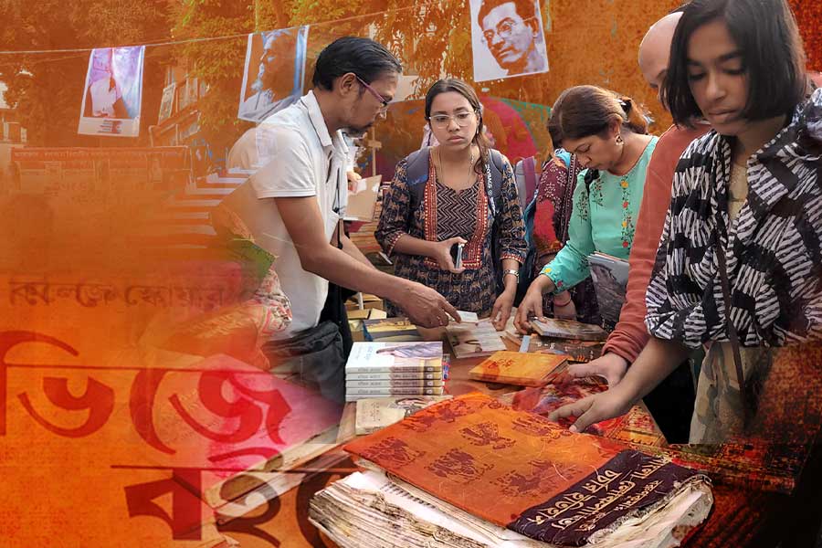 বৃষ্টিতে সর্বনাশ, ভিজে বইয়ের বইমেলায় ঘুরে দাঁড়াচ্ছে কলকাতার কলেজ স্ট্রিট