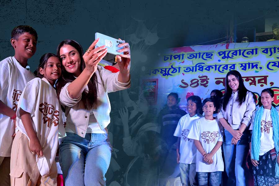 শিশু দিবসে ছবির প্রচারে যৌ*নপল্লি সোনাগাছিতে রুক্মিণী