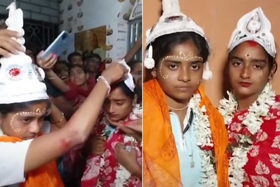 সুন্দরবনের প্রত্যন্ত গ্রামে সাত পাকে বাঁধা পড়লেন ২ তরুণী