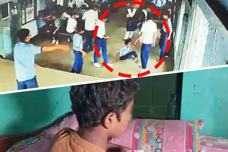 স্কুলের মধ্যেই সহপাঠীকে বেধড়ক মার ছাত্রের!