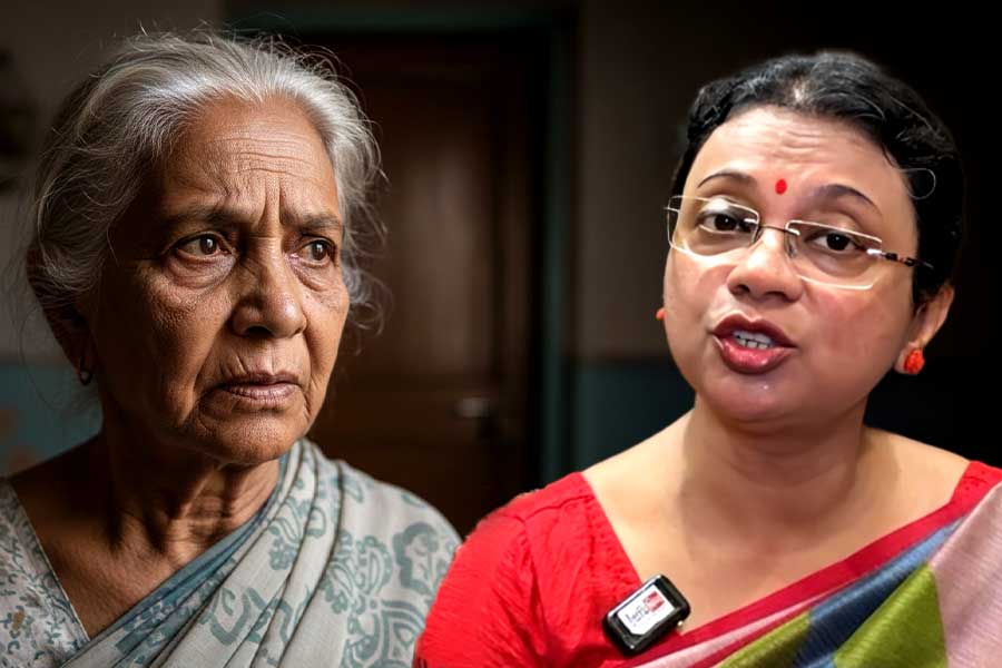 ৬০ পেরিয়েই নানান অসুখ? মনোযোগী হন স্বাস্থ্যে। জানাচ্ছেন ডাঃ শারদী বন্দ্যোপাধ্যায়।
