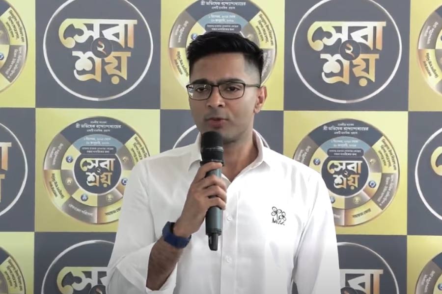 প্রকাশ্যে তৃণমূল সাংসদের ই সিগারেট সেবনের ভিডিও! ‘সত্য প্রমাণ হলে ব্যবস্থা’, বলছেন অভিষেক