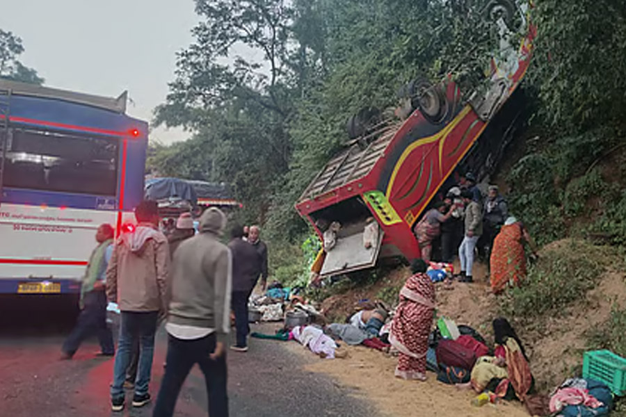 ৩৫ যাত্রী নিয়ে খাদে পড়ল বাস, ভয়ংকর দুর্ঘটনায় শোকপ্রকাশ প্রধানমন্ত্রীর, আর্থিক সাহায্যের ঘোষণা