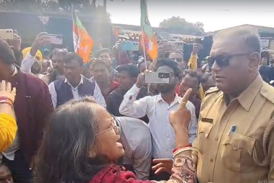 বালি বোঝাই লরি পিষে দিল বিজেপি কর্মীকে, উত্তপ্ত জামুড়িয়ায় লাঠিচার্জ পুলিশের!