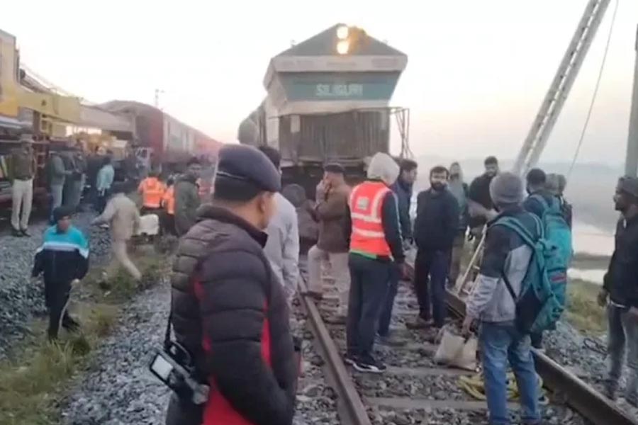 রাজধানী এক্সপ্রেসের ধাক্কায় ৮ হাতির মৃত্যু অসমে! লাইনচ্যুত বহু কামরা