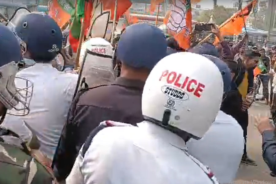 বাংলাদেশে হিন্দু নিধনের প্রতিবাদে হাওড়া ব্রিজে বিজেপির বিক্ষোভ! ধস্তাধস্তি পুলিশের সঙ্গে