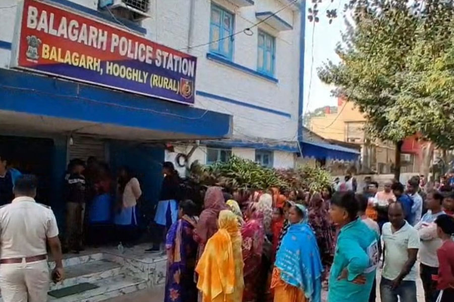রাতে তুলে নিয়ে যায় পুলিশ! সকালে রেললাইনে উদ্ধার যুবকের দেহ, ধুন্ধুমার বলাগড় থানায়