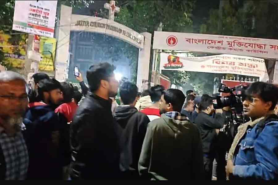 তারেক রহমান ফেরার আগে নতুন করে উত্তপ্ত বাংলাদেশ, ককটেল বোমা বিস্ফোরণে প্রাণহানি