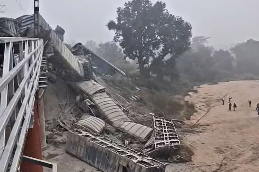 ফের ভয়াবহ রেল দুর্ঘটনা বিহারে, লাইনচ্যুত হয়ে নদীতে পড়ল একাধিক বগি