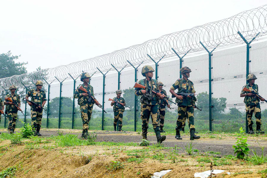 কাঁটাতারের ওপারে বন্ধ যাতায়াত! বাংলাদেশের অশান্তিতে পেটে লাথি প্রান্তিক চাষিদের