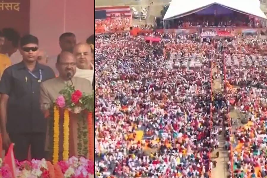 ব্রিগেডে গীতাপাঠের আসরে রাজ্যপাল আনন্দ বোস! মধ্যমণি বঙ্গ বিজেপি নেতারাই