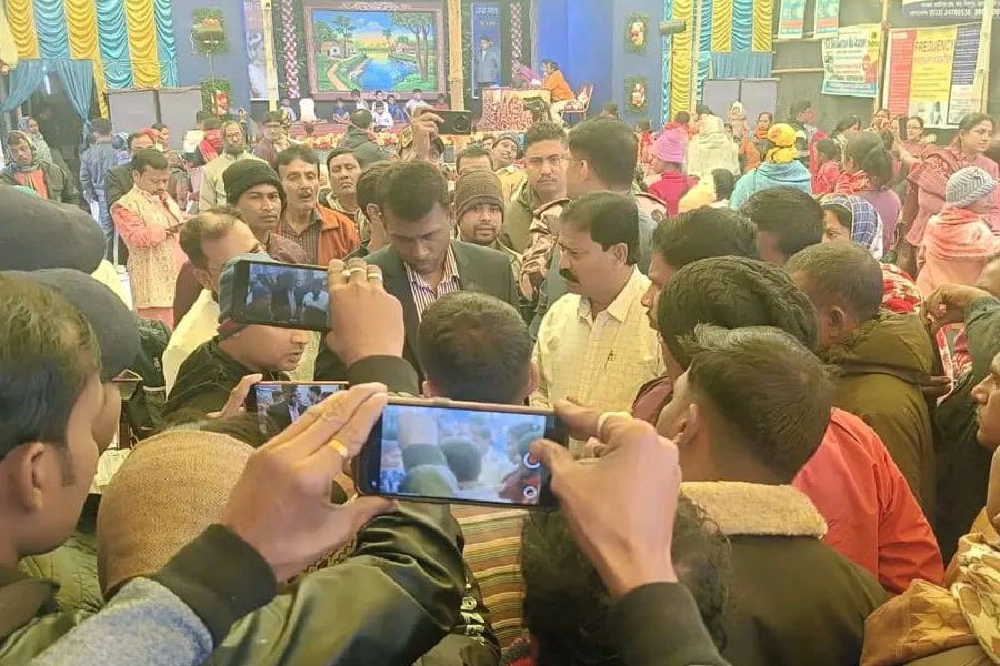 শুনানির নামে বৃদ্ধ ও দিব্যাঙ্গদের হেনস্তা! কমিশনের পর্যবেক্ষককে ঘিরে বিক্ষোভ, উত্তপ্ত মগরাহাট