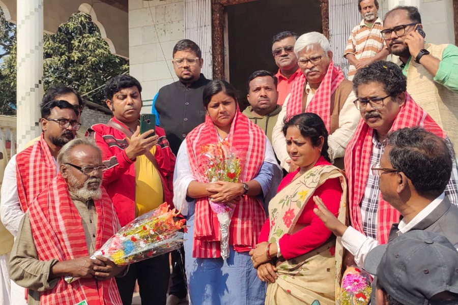 মতুয়া টানে ‘ধর্মের আফিম’ সেবন সিপিএমেরও! ঠাকুরবাড়িতে হরিচাঁদ-গুরুচাঁদ মন্দিরে প্রণাম সুজন-মীনাক্ষীর