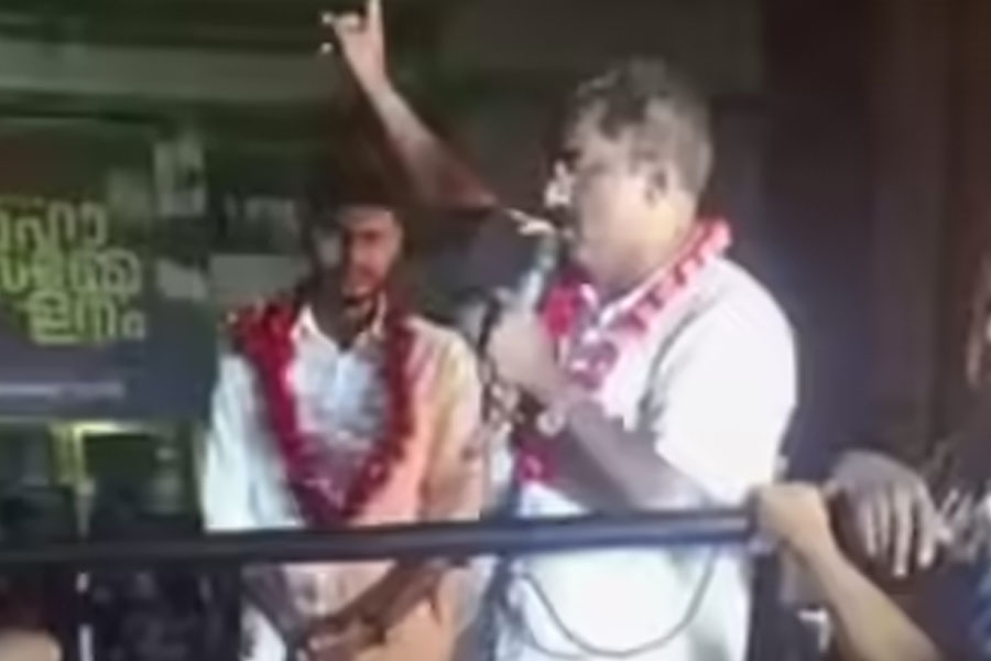 ‘মহিলাদের কাজ শুধু স্বামীর সঙ্গে শোয়া’, ৪৭ ভোটে জিতে কেরলের বাম নেতার মুখে ‘কুকথা’