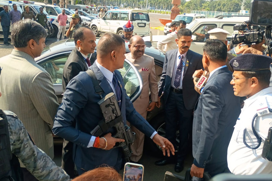 মেসির সফরে ডামাডোলের পর যুবভারতী পরিদর্শনে রাজ্যপাল, উপস্থিত তদন্ত কমিটিও