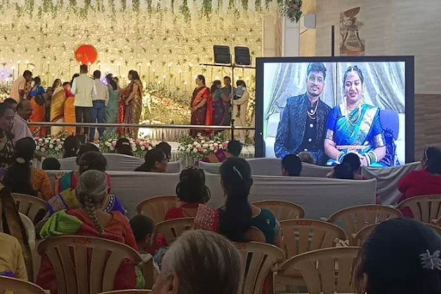 বাতিল ইন্ডিগোর উড়ান! নিজেদের রিসেপশনেই অনলাইনে হাজির নবদম্পতি, দেখুন ভিডিও