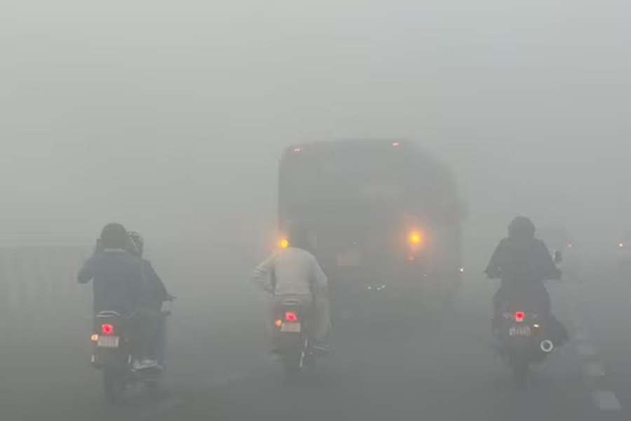 দূষণ-ধোঁয়াশায় কাবু দিল্লি, বহু অঞ্চলে দৃশ্যমানতা শূন্য! বাড়ছে আশঙ্কা