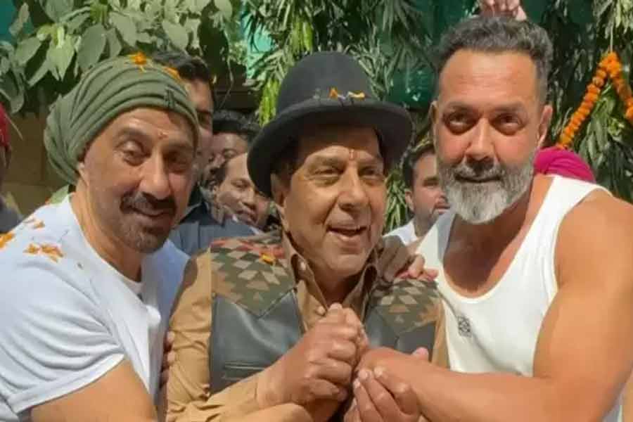 ৯০তম জন্মদিনের আগেই ছেড়ে গিয়েছেন বাবা, ধর্মেন্দ্রর স্মৃতিতে বিশেষ পরিকল্পনা সানি-ববির